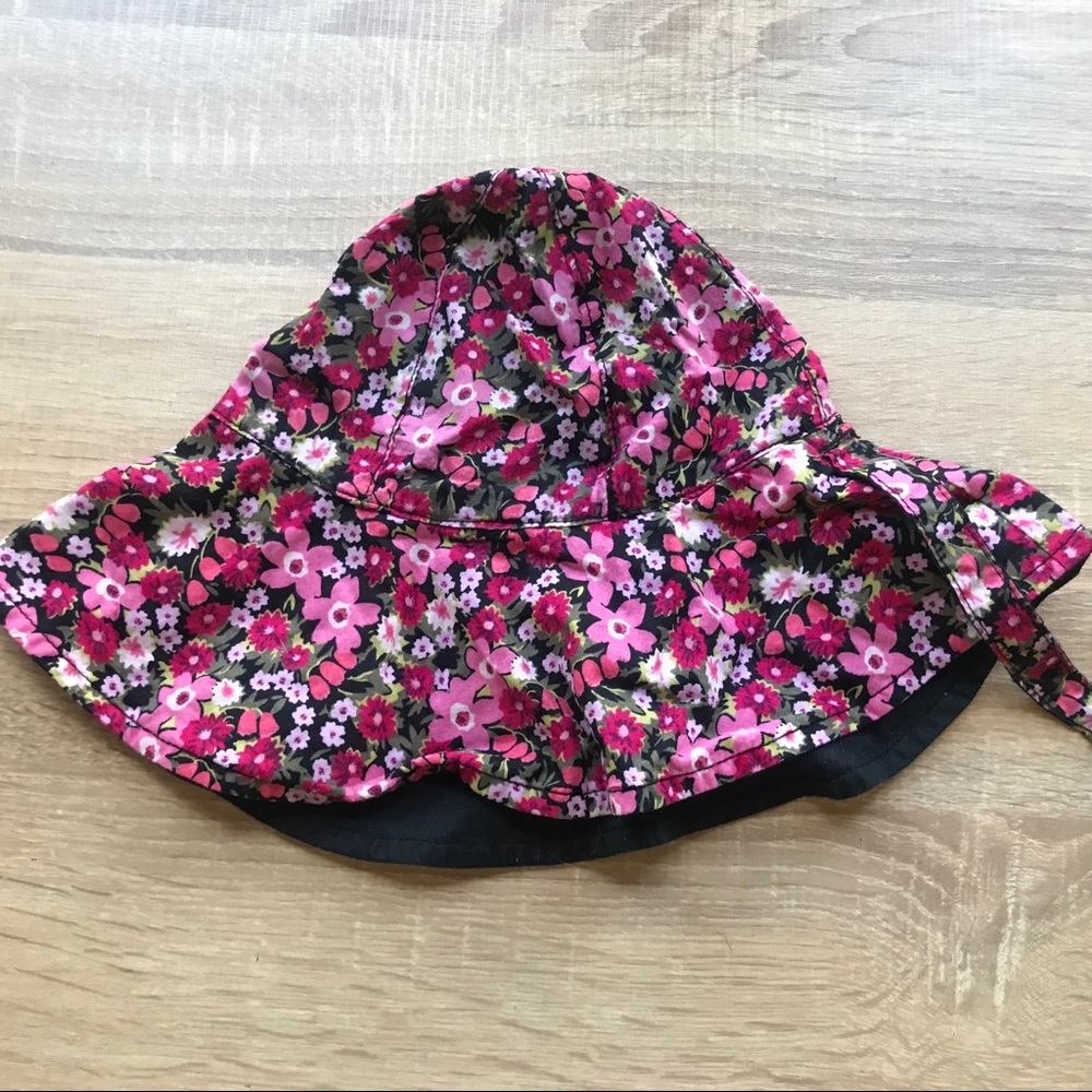 Baby’s floppy hat